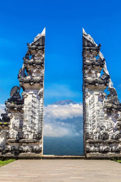 インドネシアのバリ島にあるPura Penataran Agung Lempuyang寺院と火山Agungの古代の門晴れた日 — ストック写真