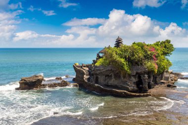 Güneşli bir günde Endonezya, Bali 'deki Tanah Lot tapınağının panoramik manzarası