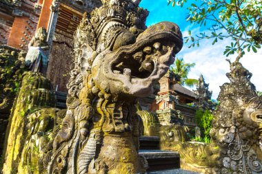 Endonezya, Bali 'de Ubud' daki Saraswati tapınağı güneşli bir günde