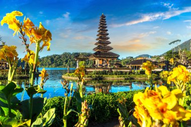 Pura Ulun Danu Beratan Bedugul Tapınağı Bali, Endonezya 'da bir gölde