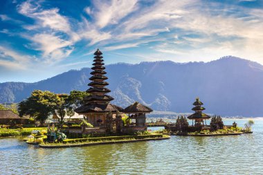 Pura Ulun Danu Beratan Bedugul Tapınağı Bali, Endonezya 'da bir gölde