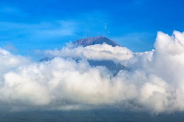 Endonezya 'nın Bali kentindeki Agung Dağı' nın etkin volkanik manzarası güneşli bir günde