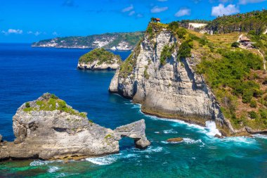Okyanus suyundaki Doğal Kaya Kemeri ve Endonezya 'daki Nusa Penida adasındaki Atuh Sahili bakış açısı
