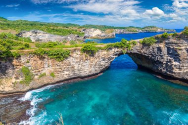 Endonezya, Bali 'deki Nusa Penida adasındaki Brocken Sahili' nde doğal kemer.