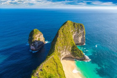Nusa Penida Adası, Bali, Endonezya 'daki Kelingking Sahili' nin panoramik hava manzarası