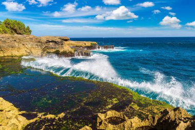 Güneşli bir günde Nusa Lembongan adasında Şeytanın Gözyaşı, Bali, Endonezya