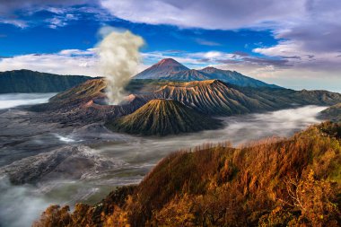 Endonezya 'daki Java Adası, Bromo volkanında gün doğumu. Panoramik hava görüntüsü