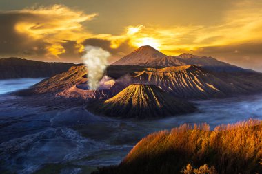 Endonezya 'daki Java Adası, Bromo volkanında gün doğumu. Panoramik hava görüntüsü