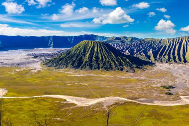 Endonezya 'daki Java Adası, Bromo volkanında gün doğumu. Panoramik hava görüntüsü