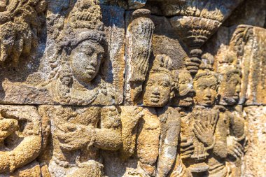 Yogyakarta kenti yakınlarındaki Buddist tapınağı Borobudur 'deki tarihi oymaların hafifletilmesi, Orta Cava, Endonezya