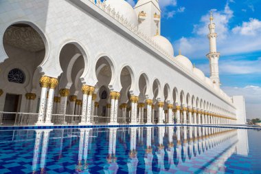 Bir yaz günü Abu Dabi 'deki Şeyh Zayed Büyük Camii, Birleşik Arap Emirlikleri