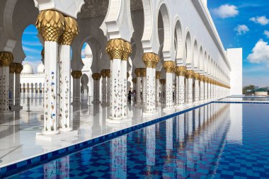 Bir yaz günü Abu Dabi 'deki Şeyh Zayed Büyük Camii, Birleşik Arap Emirlikleri
