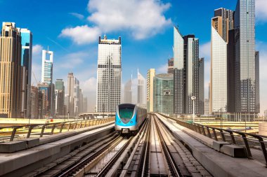 Dubai metro hattı Dubai 'de bir yaz günü, Birleşik Arap Emirlikleri