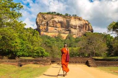 Sigiriya, Sri Lanka 'daki Lion Rock' taki Budist keşiş.