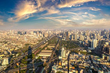 Bir yaz akşamında gün batımında Bangkok 'un hava manzarası