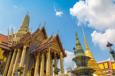 Büyük Saray ve Wat Phra Kaew (Zümrüt Buda Tapınağı) bir yaz günü Bangkok 'ta