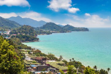 Güneşli bir günde Tayland 'ın Koh Chang adasının panoramik hava manzarası