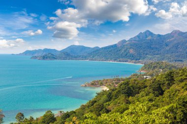 Güneşli bir günde Tayland 'ın Koh Chang adasının panoramik hava manzarası