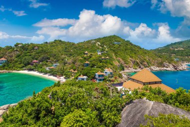 Tayland 'daki Koh Tao adasındaki bungalovun panoramik hava manzarası