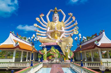 Wat Plai Laem Tapınağı 'ndaki Shiva Heykeli, Samui, Tayland bir yaz günü