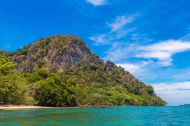 Güneşli bir günde Koh Mook adasında manzara, Tayland