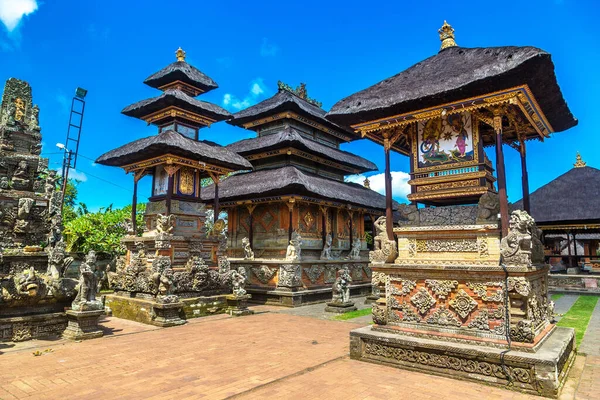 バリのプーラ バトゥアン寺院 インドネシア晴れた日に — ストック写真