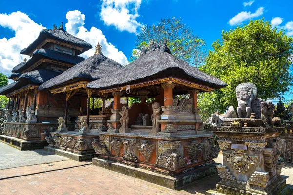 バリのプーラ バトゥアン寺院 インドネシア晴れた日に — ストック写真