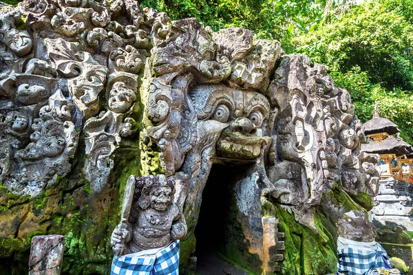 Fil Mağarası (Goa Gajah Tapınağı), Bali, Endonezya 'da güneşli bir günde