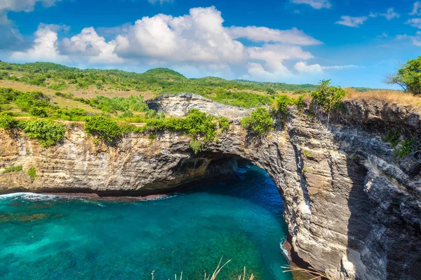 Naturalny Łuk Plaży Brocken Wyspie Nusa Penida Bali Indonezja — Zdjęcie stockowe