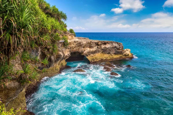 Naturalny Łuk Skalny Wyspie Nusa Ceningan Słoneczny Dzień Bali Indonezja — Zdjęcie stockowe