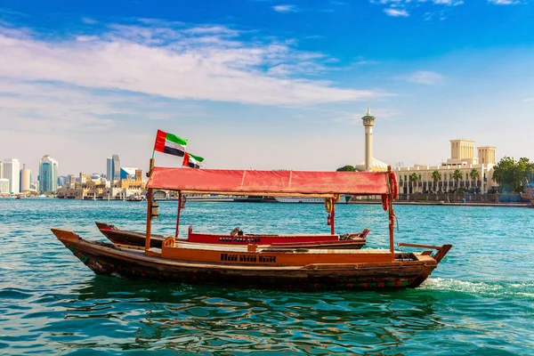 アブラ アラブ首長国連邦ドバイのベイクリークの古い伝統的な木製ボートとAl Farooqモスク — ストック写真