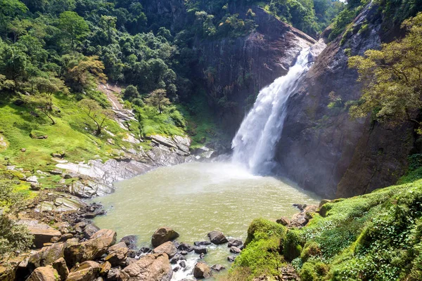 Sri Lanka 'da güneşli bir günde Dunhinda Şelalesi