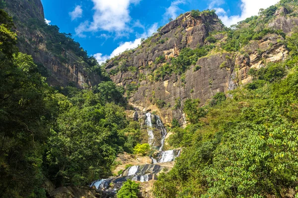Cascade Rawana Par Une Journée Ensoleillée Sri Lanka — Photo