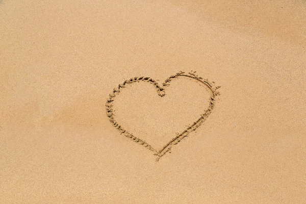 トロピカルビーチの砂の中に書かれたハートシンボル — ストック写真