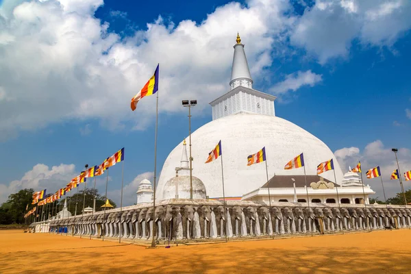 Μεγάλο Λευκό Ruwanwelisaya Stupa Στο Αρχαιολογικό Μουσείο Anuradhapura Στη Σρι — Φωτογραφία Αρχείου