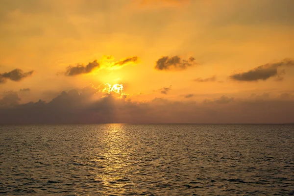 Όμορφο Τροπικό Ηλιοβασίλεμα Πάνω Από Θάλασσα Ένα Καλοκαιρινό Βράδυ — Φωτογραφία Αρχείου