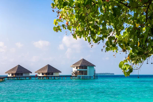 Watervilla Bungalows Houten Brug Bij Tropisch Strand Malediven Zomerdag — Stockfoto