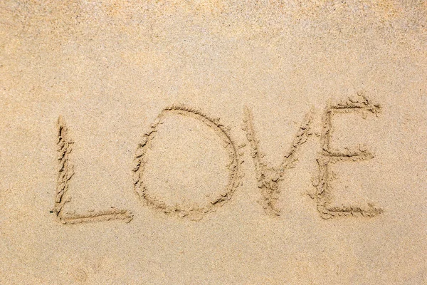 Das Wort Liebe Steht Auf Einem Sandstrand — Stockfoto