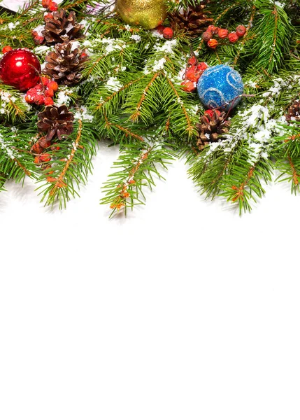 圣诞背景有球 装饰品和雪 冬青浆果 球果孤立在白色 — 图库照片