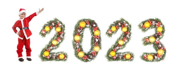 Junge Verkleidet Als Weihnachtsmann Und 2023 Zahl Von Weihnachtsbaum Zweige — Stockfoto