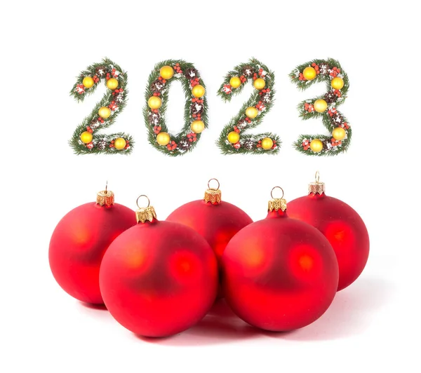 Красный Рождественский Бал 2023 Номер Ветвей Елки Белом Фоне — стоковое фото