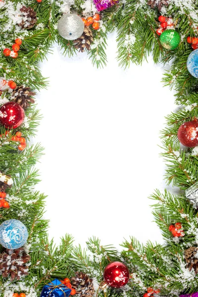 Vánoční Pozadí Kuličkami Dekoracemi Sněhem Cesmína Kužely Izolované Bílém — Stock fotografie