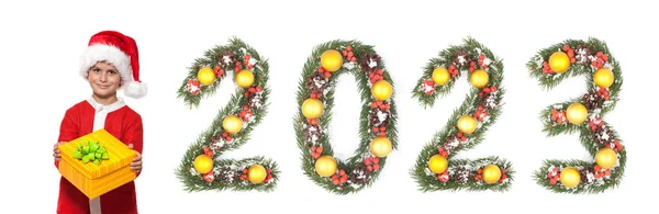 圣诞老人男孩圣诞节礼物和2023年数字由圣诞节树枝制成 这些树枝被白色背景隔开了 — 图库照片