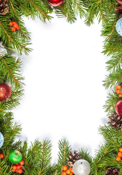 Рождественский Фон Шарами Украшения Изолированы Белом Фоне — стоковое фото