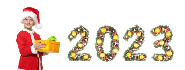 Menino Papai Noel Está Segurando Presente Natal 2023 Número Feito — Fotografia de Stock