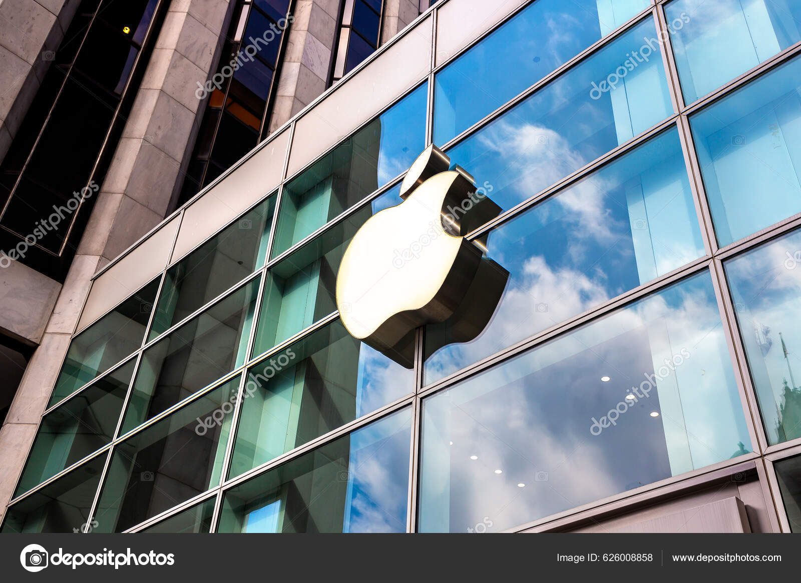 O logotipo da apple store na entrada da fifth avenue em nova york