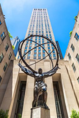 NEW YORK CITY, ABD - 15 Mart 2020: Manhattan, New York 'taki Rockefeller Center' da Atlas Heykeli