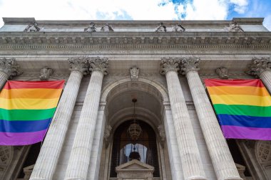 NEW YORK CITY, ABD - 15 Mart 2020: New York Halk Kütüphanesi ve gökkuşağı lgbt bayrağı, New York, ABD