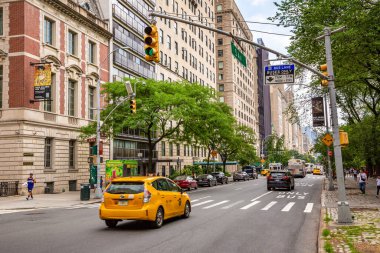NEW YORK CITY, ABD - 29 Mart 2020: New York, ABD 'de Beşinci Cadde' de sarı taksi