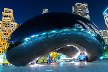 Chicago, ABD - 29 Mart 2020: Şikago, ABD 'deki Milenyum Parkı' nda Bulut Kapısı Heykeli
